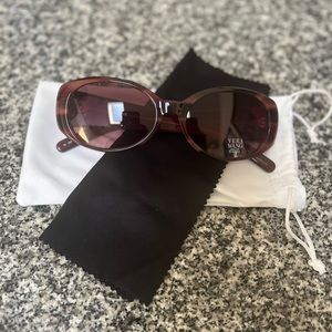 Woman “ Vera wang “ shades